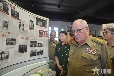 Cuban Defense Minister visits General Nguyen Chi Thanh Museum in Hanoi